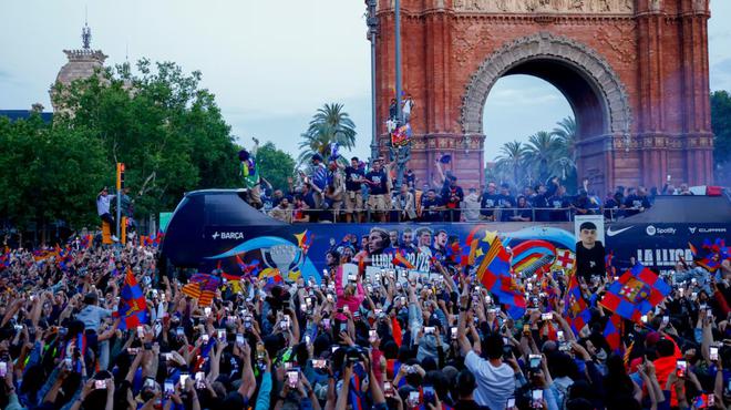 aoa体育新闻-夺冠球队的胜利巡游令人震撼的简单介绍