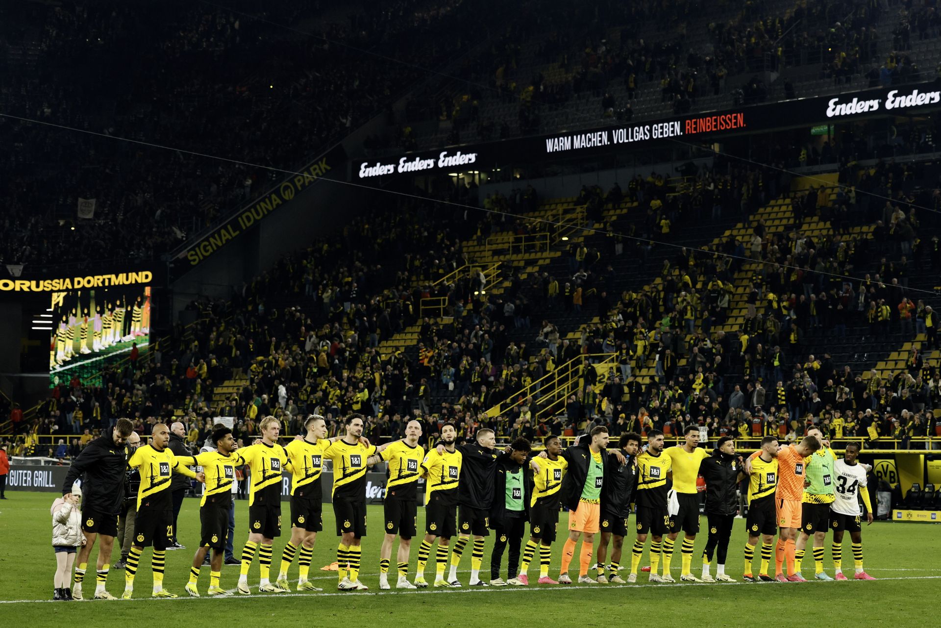 包含法兰克福主场胜汉堡，德甲保级压力瞬间减轻的词条