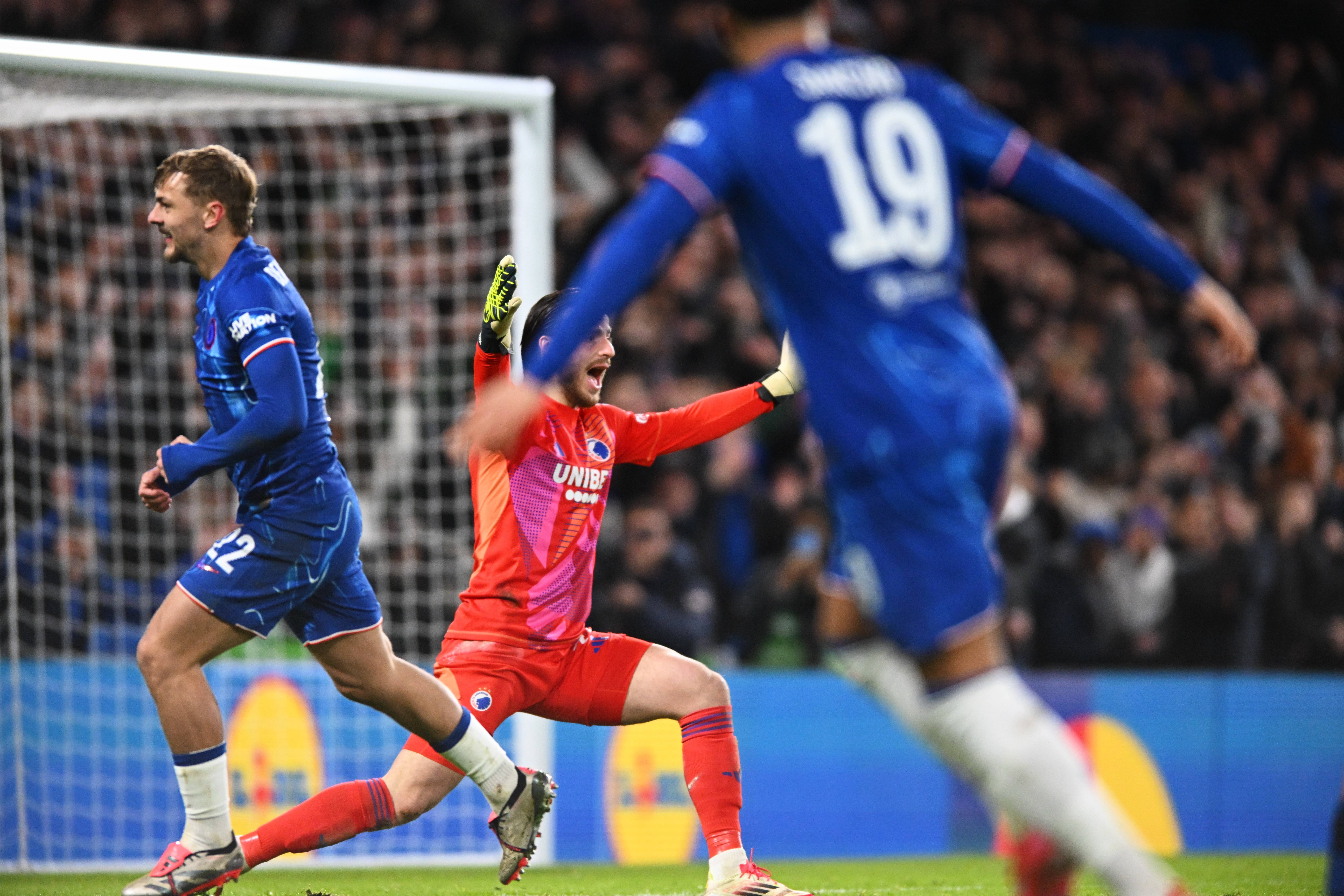 aoa体育活动-切尔西前锋快速突破，引领球队晋级四强(切尔西前锋快速突破,引领球队晋级四强的是谁)