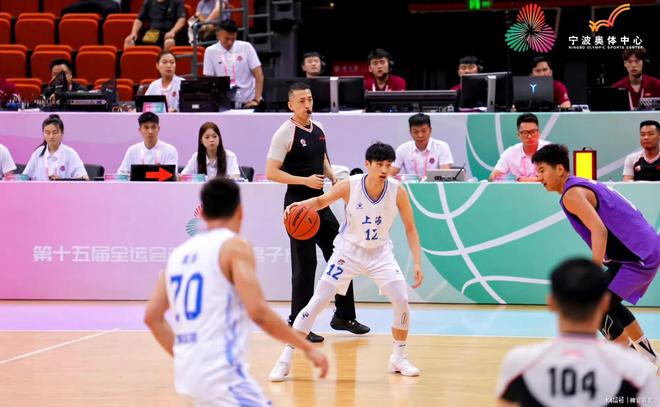 aoa体育馆-上海男篮实力强劲，一举击败对手夺得胜利的简单介绍