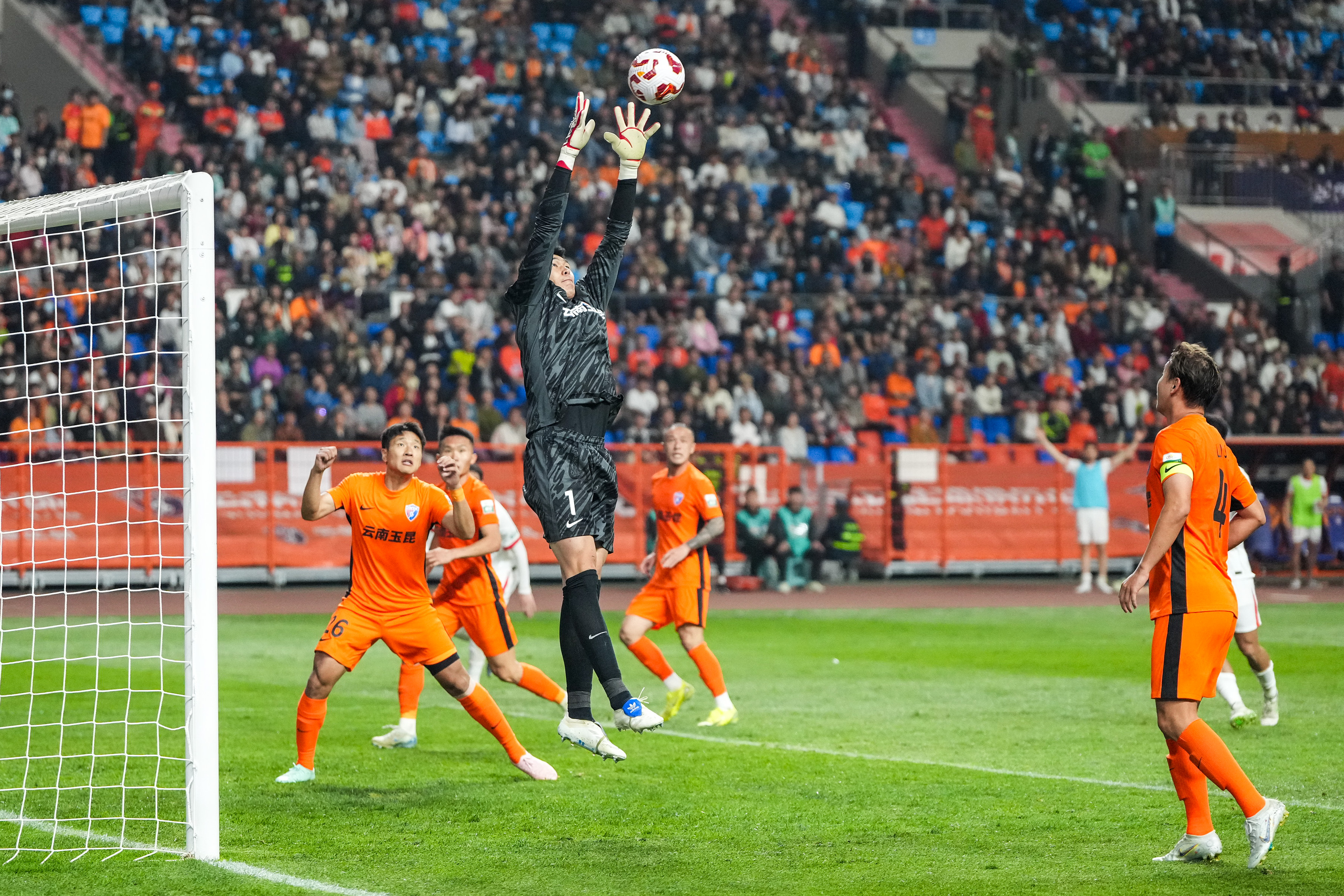 高水平足球比赛掀起球迷狂热 高水平足球比赛掀起球迷狂热