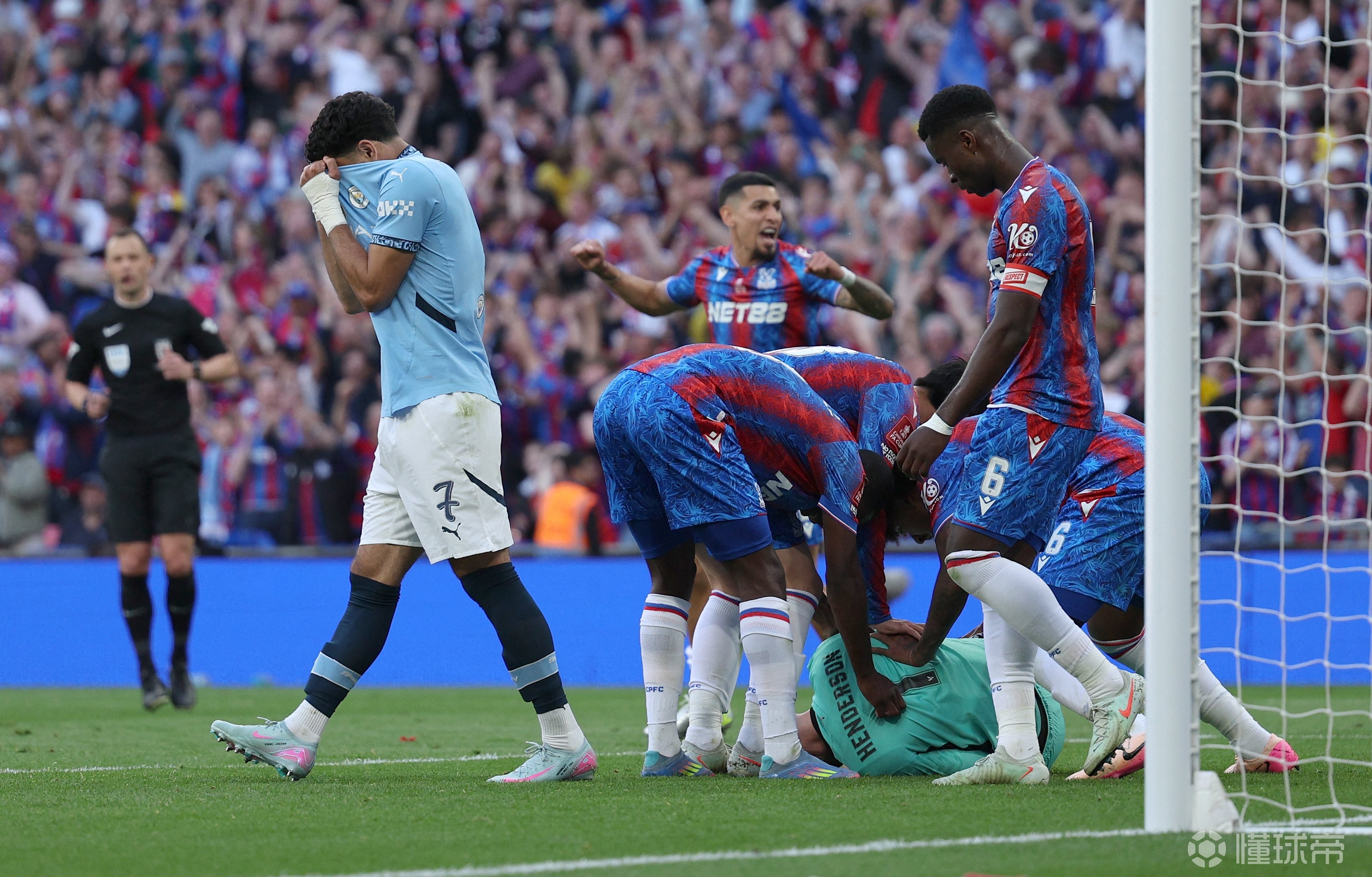 aoa体育馆-包含水晶宫在客场输给了莱斯特城的词条