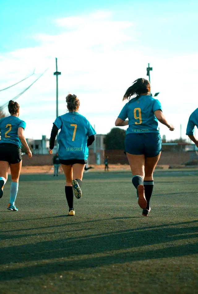 国际足球赛场上,女运动员们展现出色技术和拼搏精神 国际足球赛场上,女运动员们展现出色技术和拼搏精神