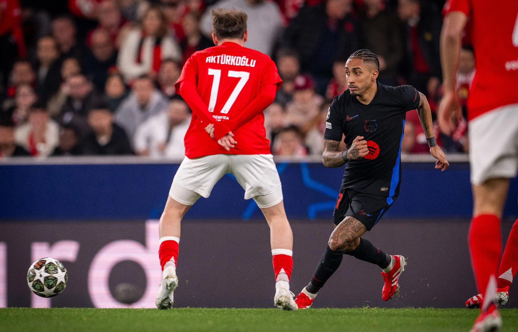 aoa体育课程-拜仁慕尼黑遭遇雨中挑战，不败金身告破