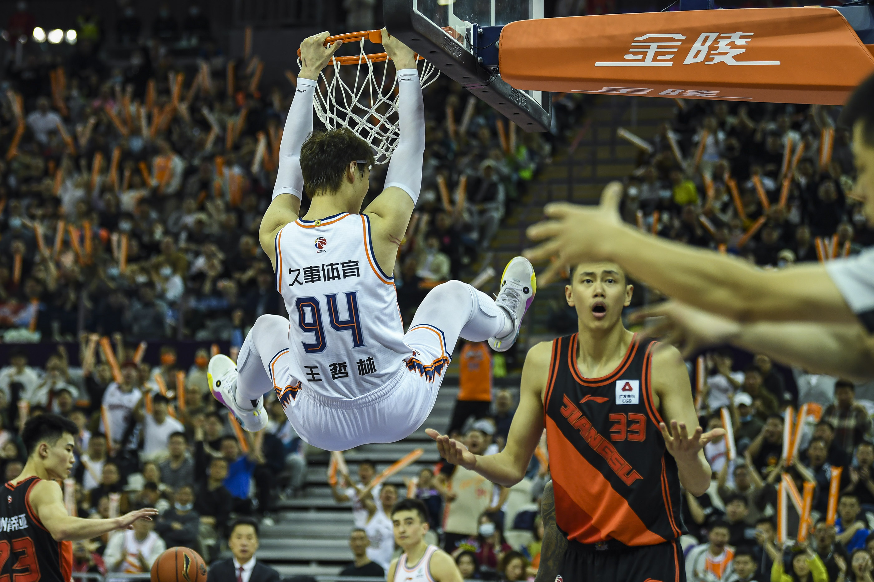 aoa体育直播-精彩扣篮集锦，点燃球迷热情的简单介绍