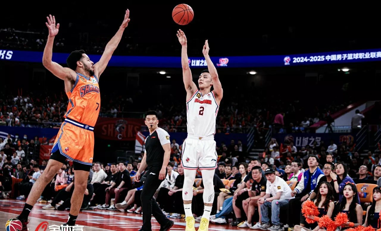 aoa体育馆-包含上海男篮客场大胜，实力彰显无疑的词条