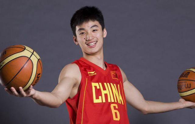 队员控球入场,精湛技术完美展露,风采熠熠 队员控球入场,精湛技术完美展露,风采熠熠