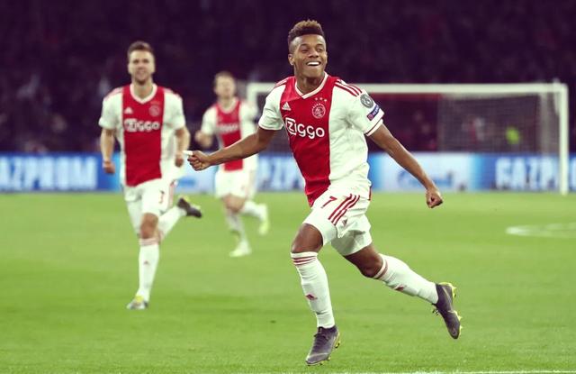 阿贾克斯成功晋级,决赛中将争夺欧洲足球锦标 阿贾克斯成功晋级,决赛中将争夺欧洲足球锦标