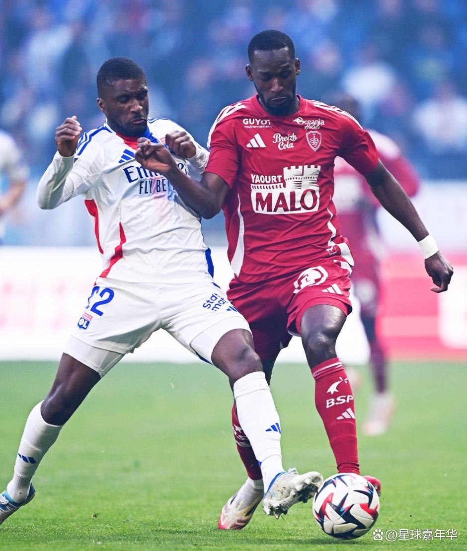 aoa体育馆-包含昂热主场不敌里昂，法甲表现低迷的词条