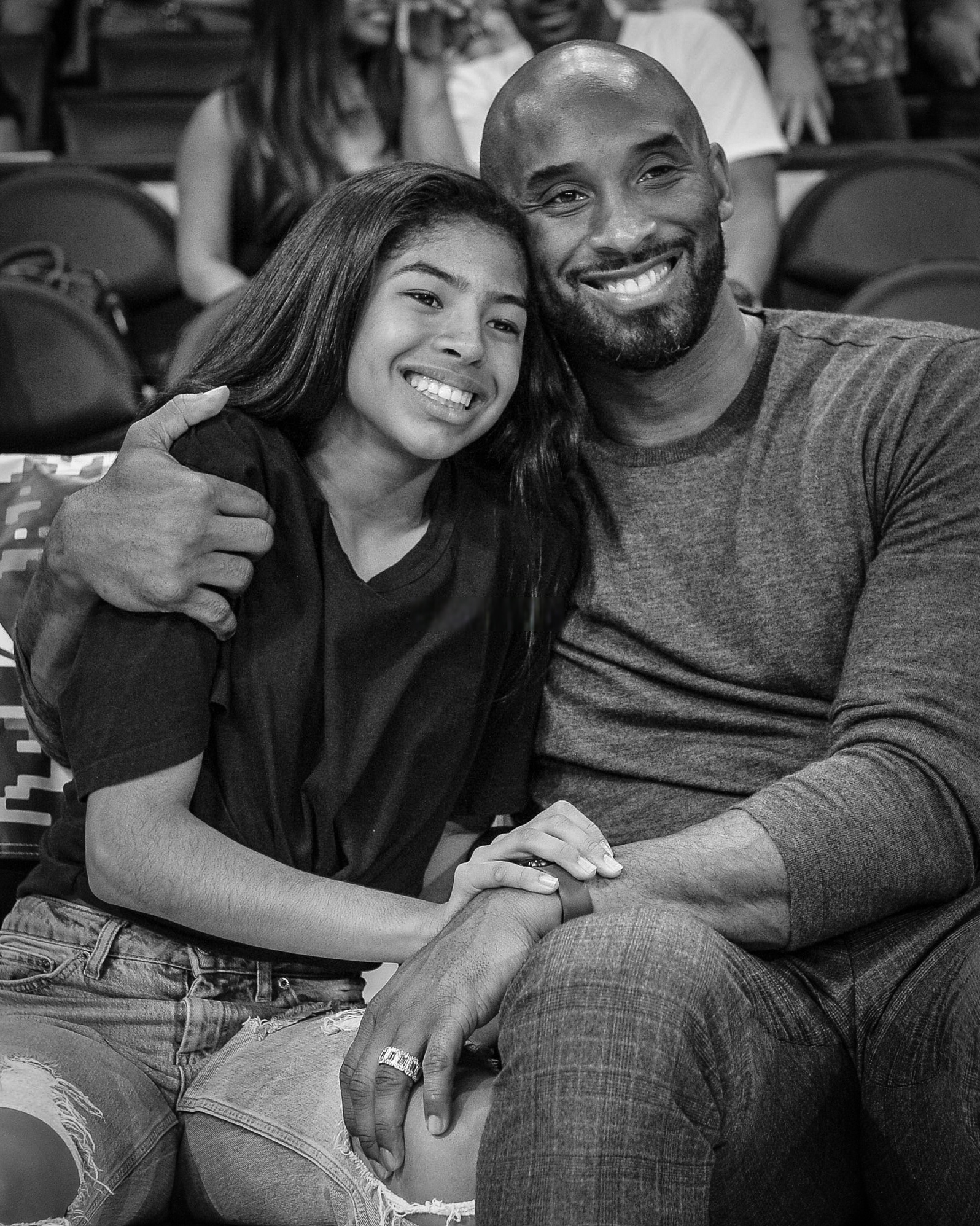 aoa体育馆-科比宣布退役五周年，球迷为其点亮纪念蜡烛的简单介绍