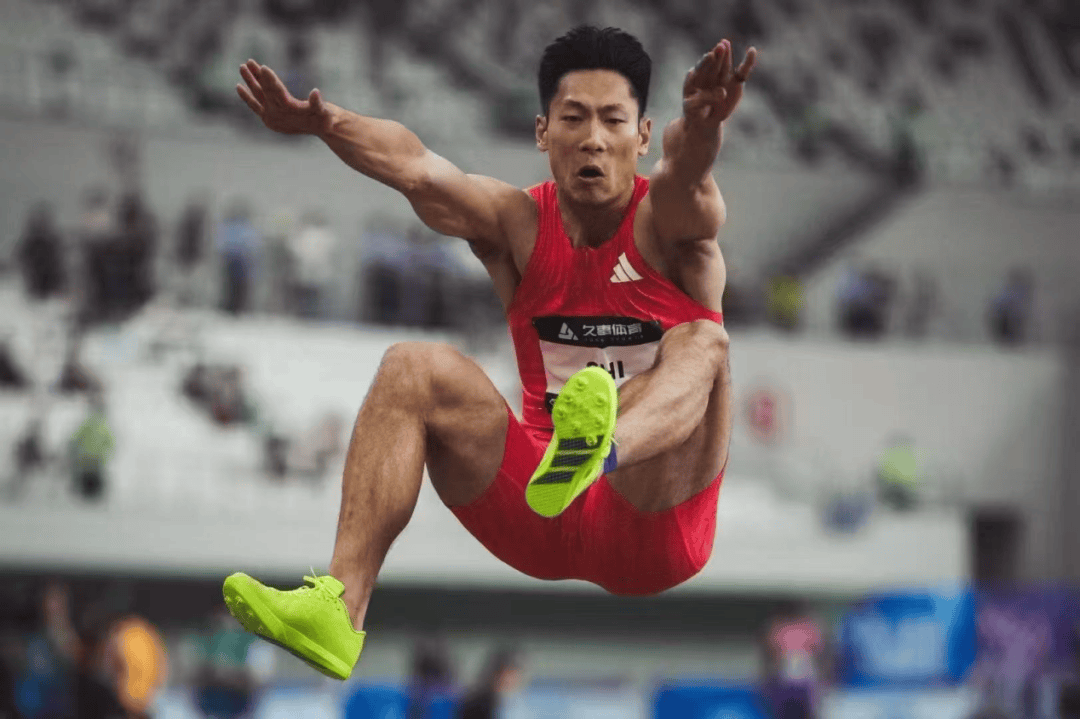 巴哈马田径选手勇夺金牌，实现突破