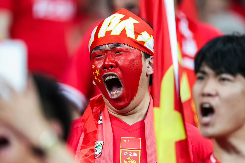 aoa体育新闻-包含湖南球迷聚集球场外庆祝胜利，欢呼声震耳欲聋的词条